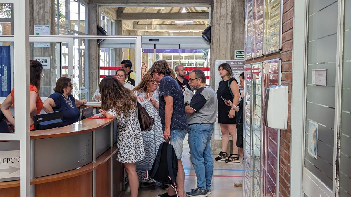 Docentes protestan en la puerta de Conselleria para reclamar los fallos en los procesos de adjudicacion de plazas para el curso 2023-24.