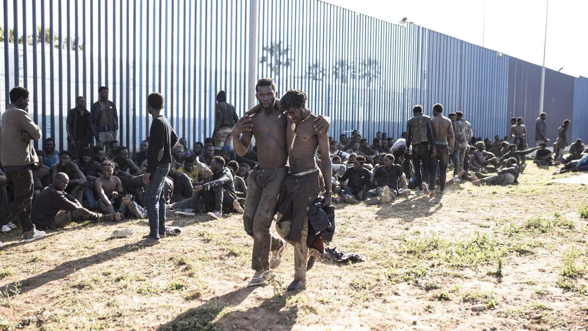 Migrantes en la frontera de Melilla.