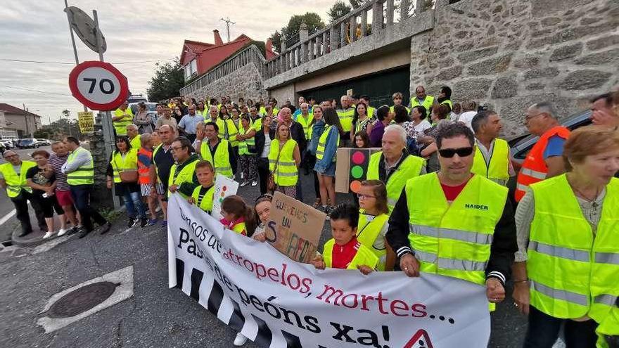 Un aspecto de la manifestación que ayer recorrió un tramo de la carretera PO-308. // S.A.