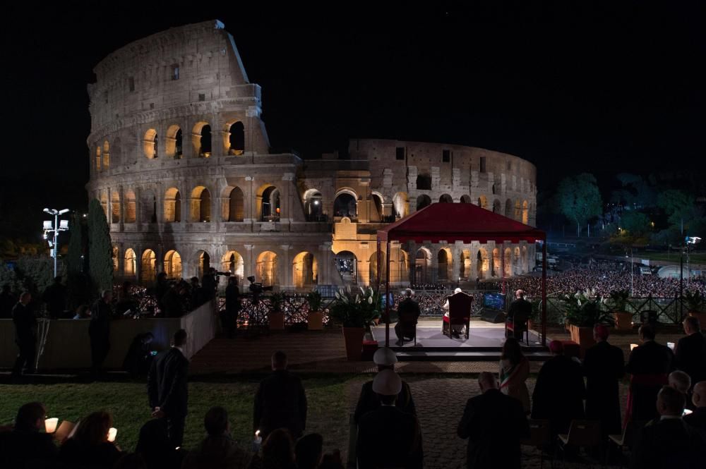 El Papa preside el Via Crucis en el Coliseo romano.