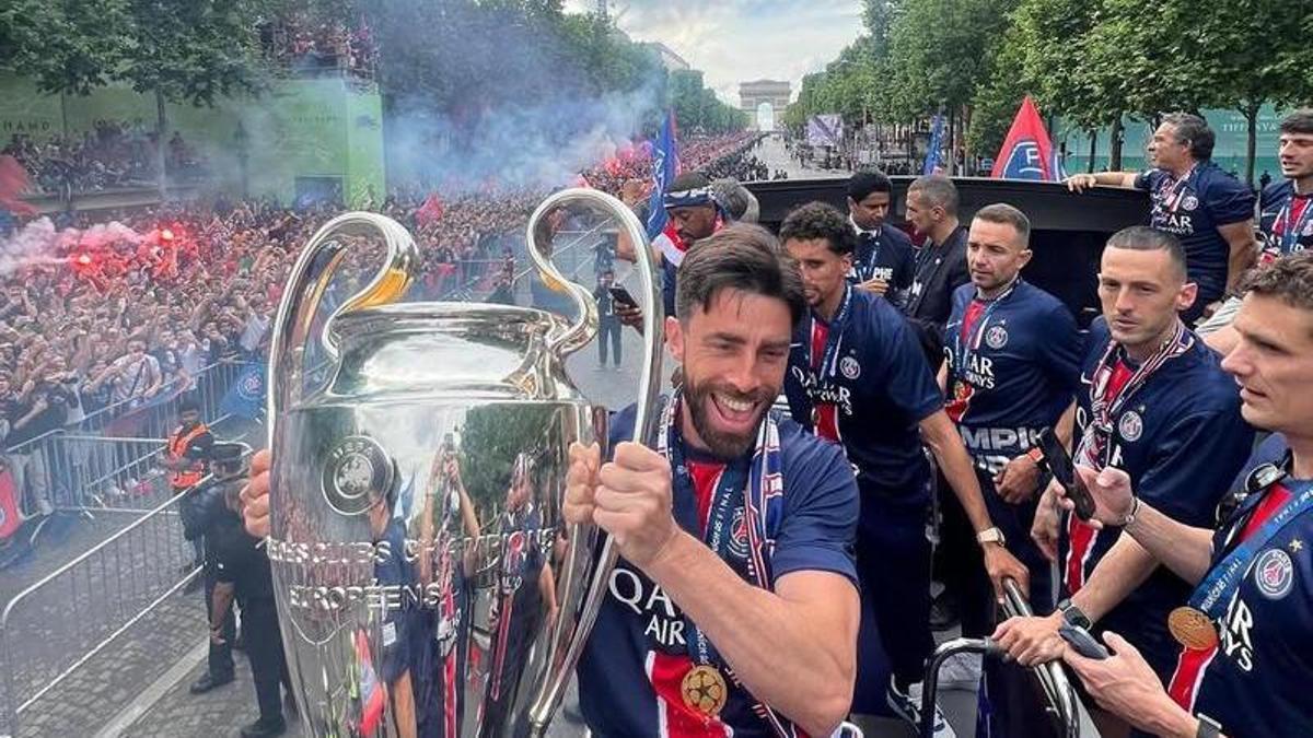 Rafel Pol coge la Champions en la celebración del club por París.
