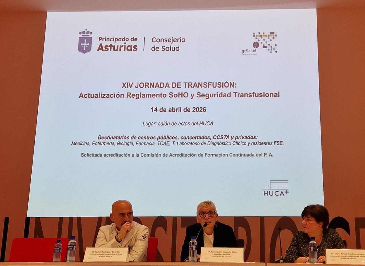 de izquierda a derecha, el director de Atención Hospitalaria del Área II, Ramón Rodríguez; la consejera de Salud, Concepción Saavedra y la gerente del Centro de Transfusiones, Teresa Díaz.