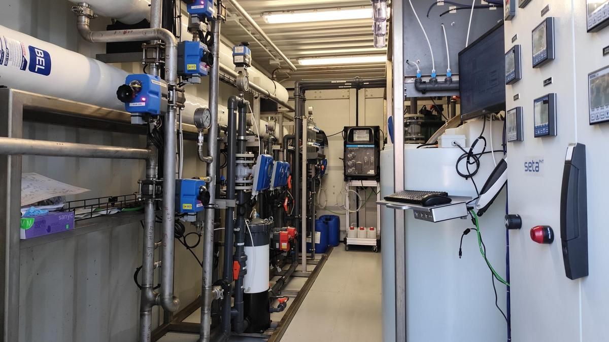 Interior de una de las plantas de ensayo en Pozo Izquierdo, Gran Canaria, donde se lleva a cabo parte de la investigación.