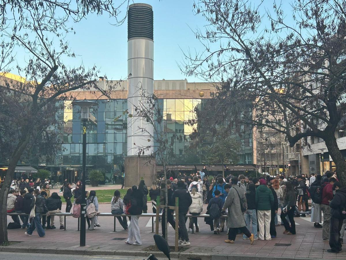 Joves esperant la concentració de "therians" a Girona