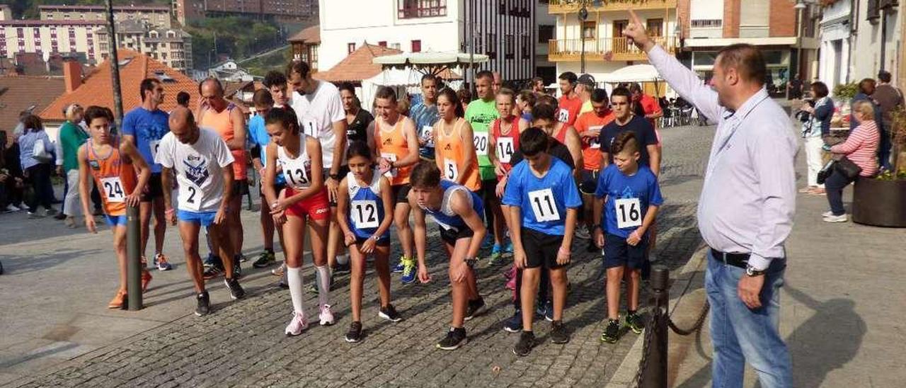 Salida de la carrera, en Cangas del Narcea.