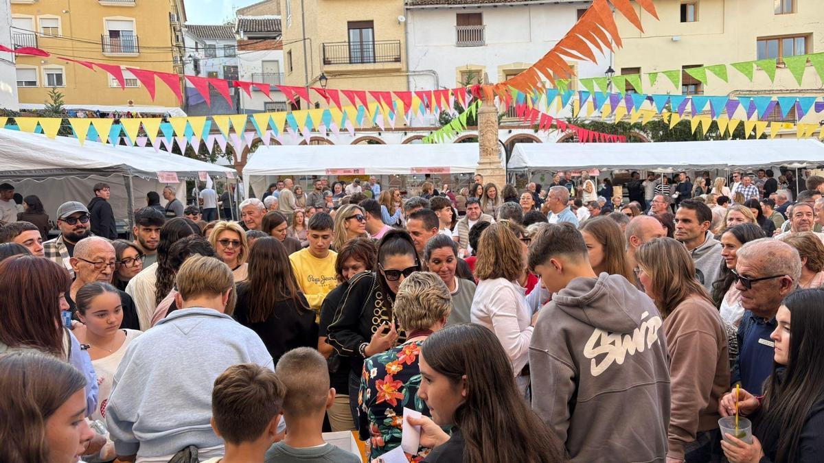 Multitud de asistentes en la X Feria de la Matanza de Zarra.