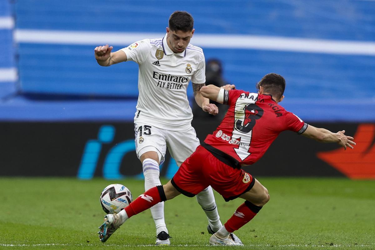 MADRID, 24/05/2023.- Fede Valverde (i) del Real Madrid disputa un balón ante Gran García del Rayo Vallecano este miércoles, durante el partido de LaLiga Santander entre el Rayo Vallecano y el Real Madrid, en el estadio Santiago Bernabéu de Madrid. EFE/ Rodrigo Jiménez