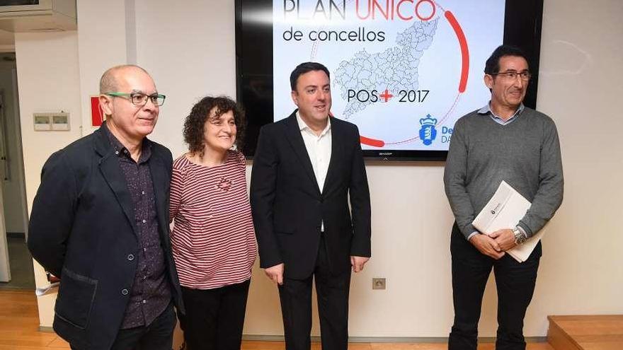 Representantes de la Diputación de A Coruña en la presentaicón del Plan Único de Concellos.