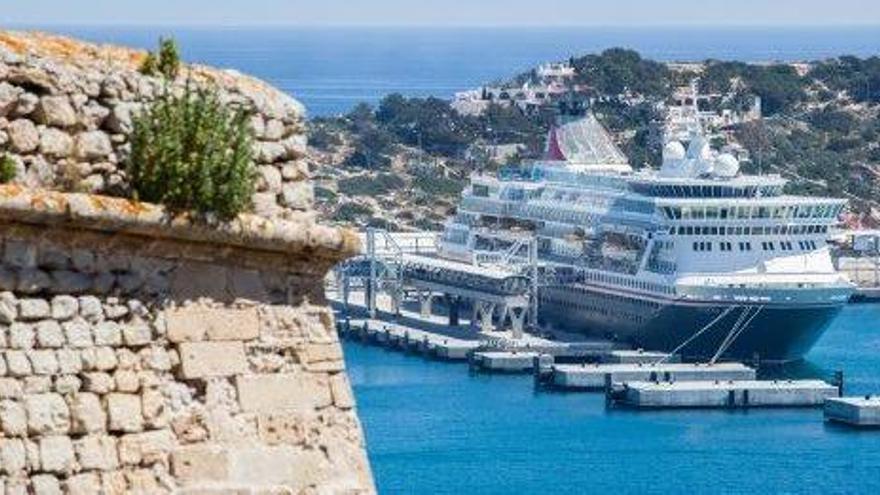 El crucero &#039;Balmoral&#039; amarrado en los diques de es Botafoc.