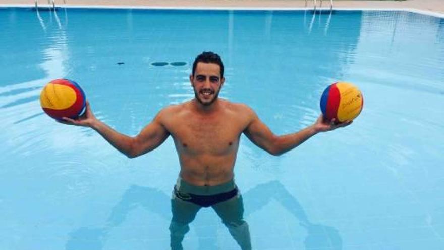 Francisco Javier Torres, en la piscina, con dos balones en sus manos.