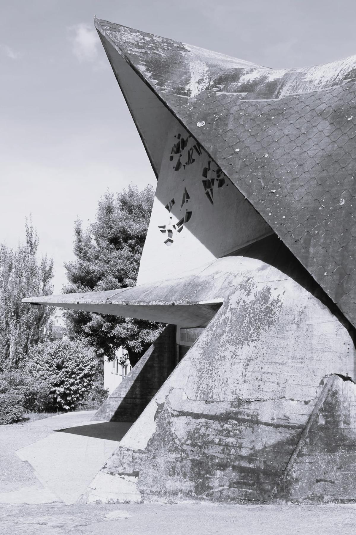 Inmaculada Concepción, también conocida como "Os picos", un proyecto de 1968 de Antón Román Conde.