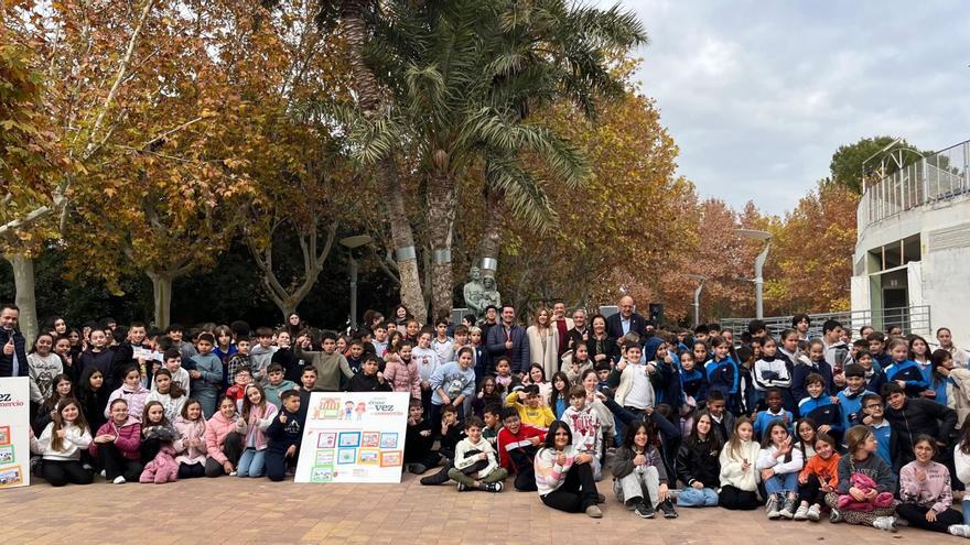 Foto de familia con los alumnos participantes en el programa educativo ‘Érase una vez un Comercio’.