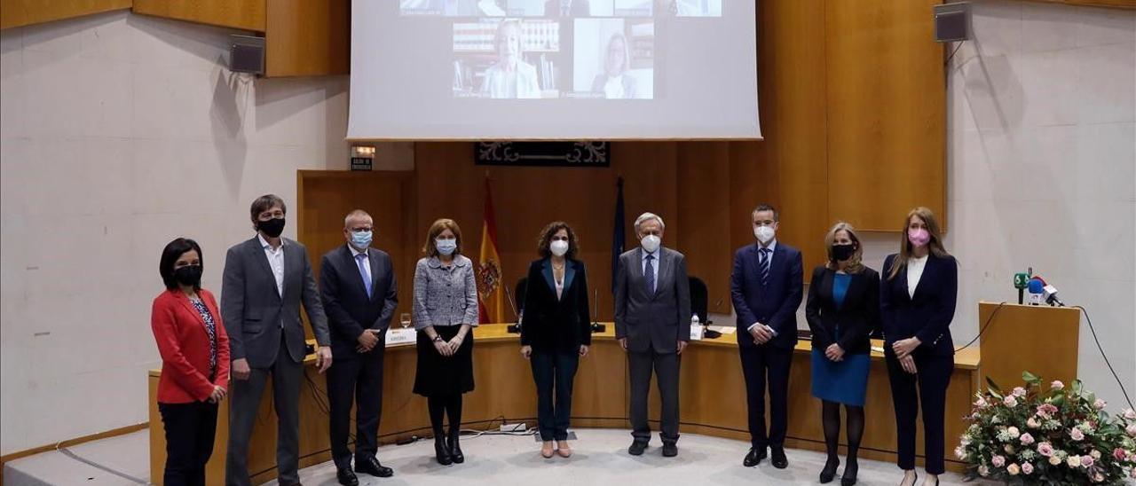 Maria Jesus Montero posa con los miembros del Comité de Personas Expertas para la Reforma Fiscal.