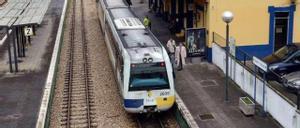 Un tren de Feve en la estación de Mieres.