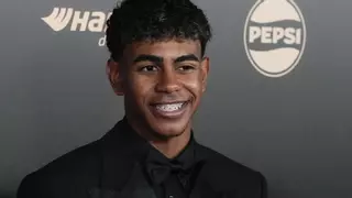 Lamine Yamal se estrena en París ganando el trofeo Kopa