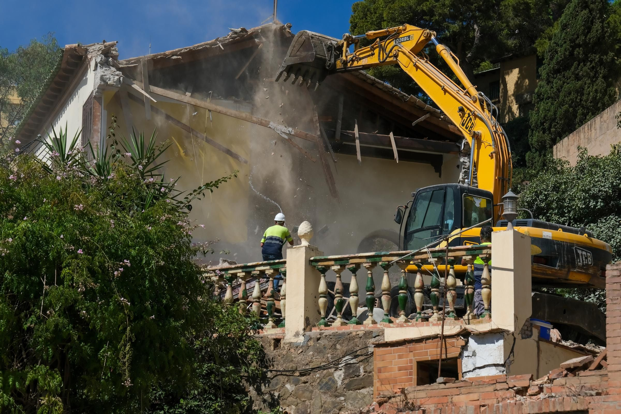 La demolición de Villa Atalaya, en imágenes