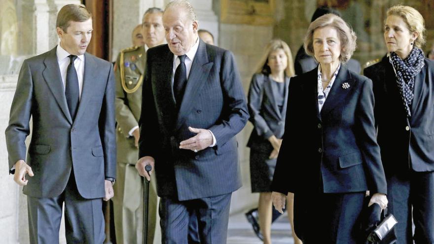 Los reyes Juan Carlos y Sofía, y la infanta Elena, a su llegada.