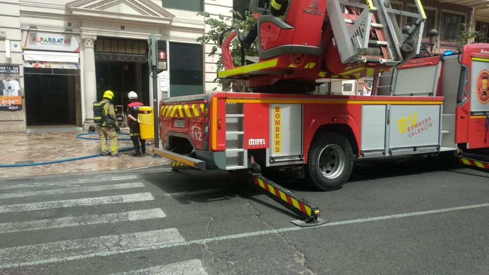 Rescatan a dos jóvenes en un incendio en la plaza del Ayuntamiento