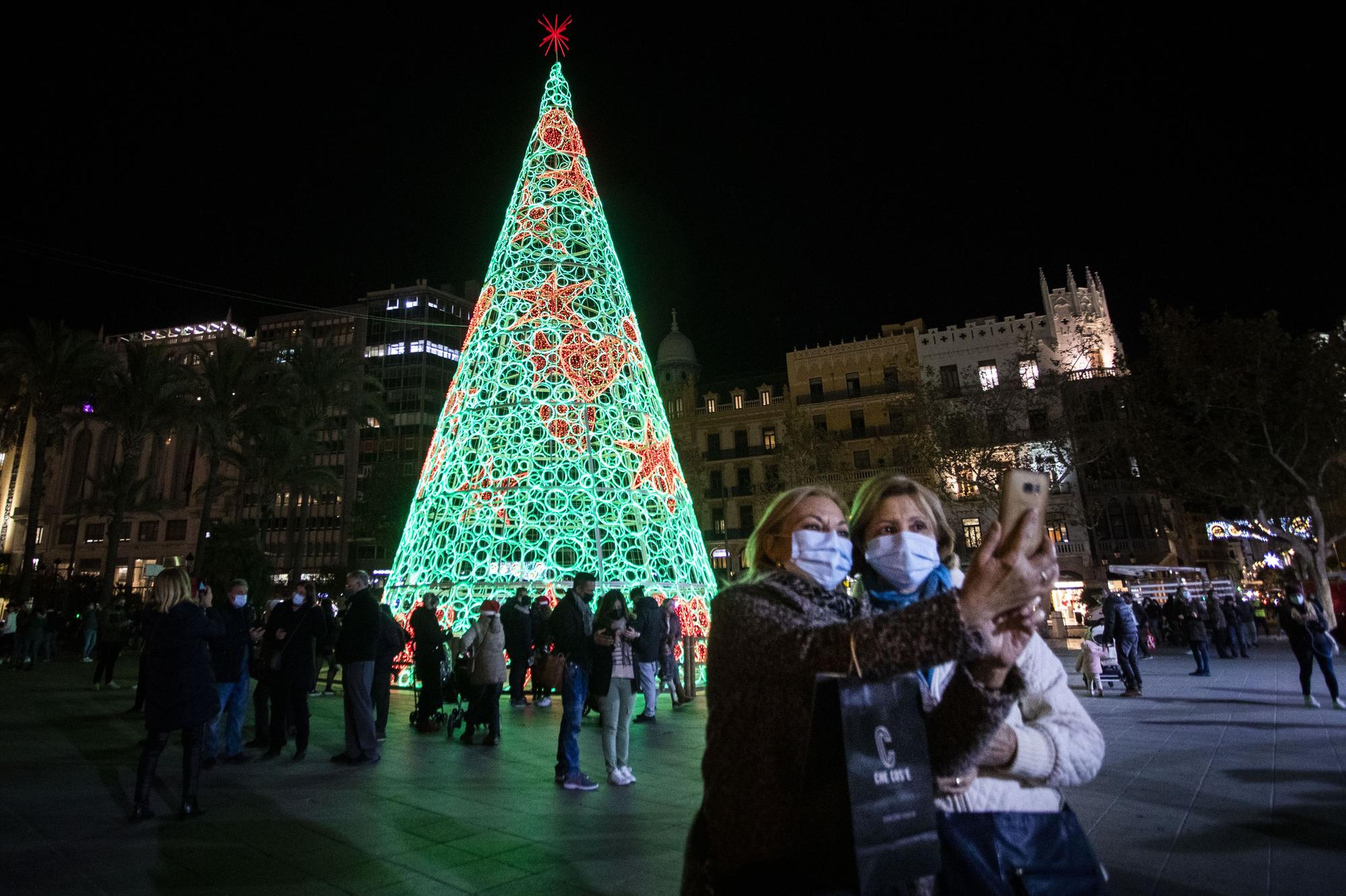 Así se ha encendido la iluminación navideña de la Plaza del Ayuntamiento de València