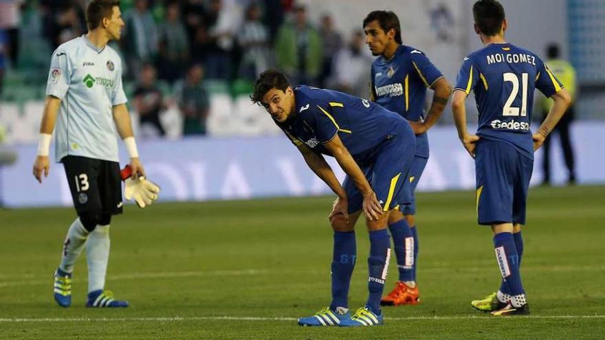 Cuatro jugadores del Getafe, tras la derrota sufrida ante el Betis.