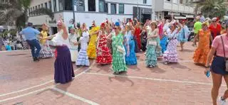 Paseo flamenco que pone el broche final a la Feria de Abril del Club Victoria