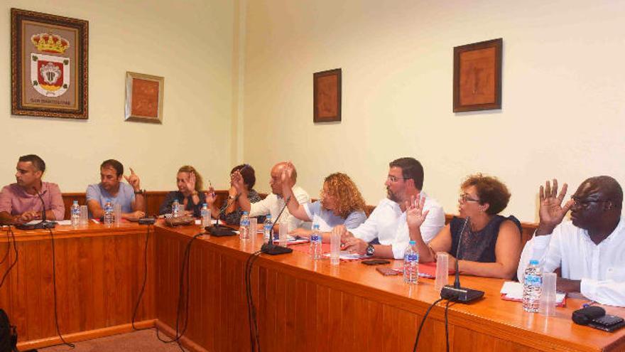 Los concejales del Ayuntamiento de San Bartolomé celebraban ayer el primer pleno del mandato.