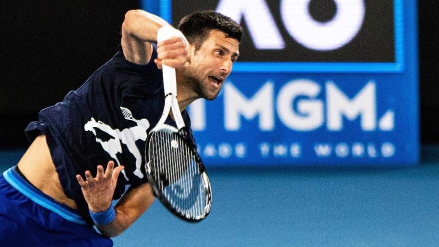 Djokovic ultima su preparación sin conocer aún si podrá disputar el Abierto de Australia