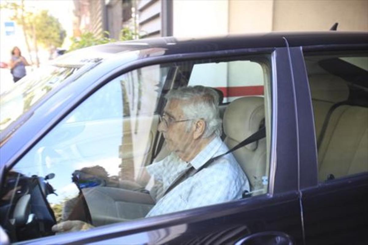 Daniel Osácar 8 L’extresorer de Convergència, ahir, sortint de la seu central del partit a Barcelona. Daniel Osácar 8 L’extresorer de Convergència, ahir, sortint de la seu central del partit a Barcelona.