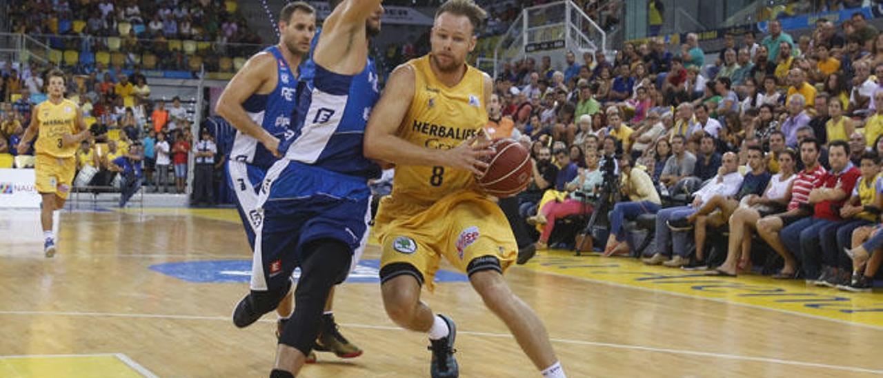 Brad Newley intenta superar la defensa de Zoran Vrkic.