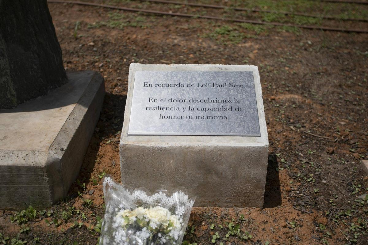 Flores junto a la placa que recuerda a Loli Paul Sesé.