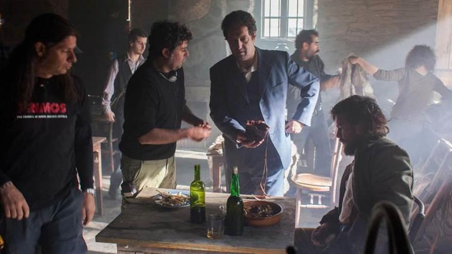 Casas, junto a dos jóvenes figurantes, conversa con un técnico durante el rodaje en Argul.