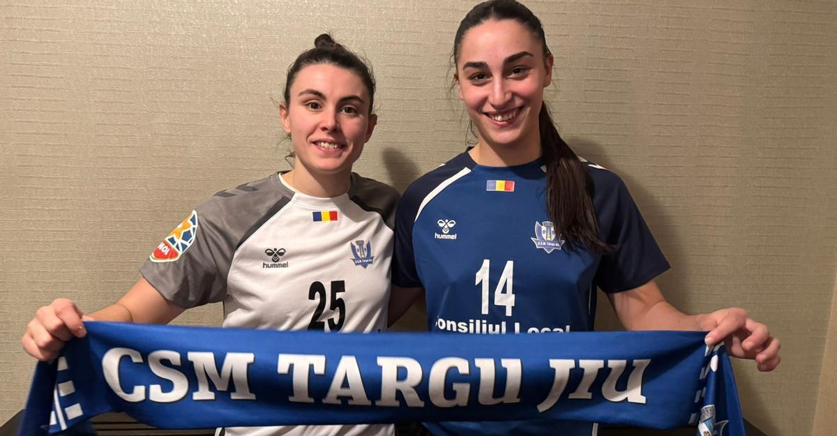 Paulina Pérez Buforn y Aitana Santomé, con la bufanda de su nuevo equipo.