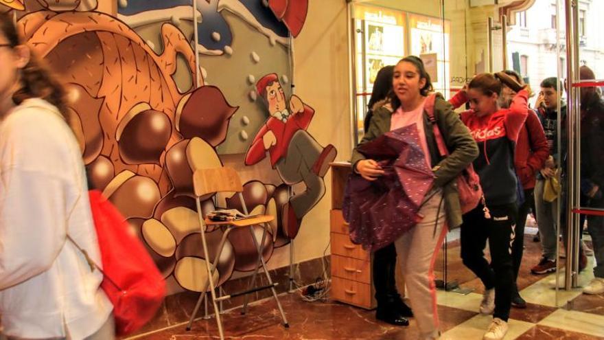 Los primeros niños y niñas entrando al Teatro Principal para ver el estreno de la nueva temporada de Tirisiti.