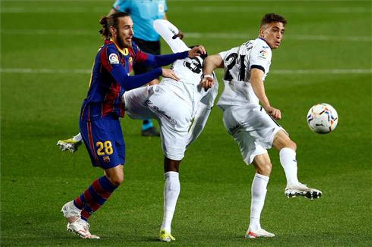 Mingueza pelea por el balón en el Barça-Getafe del Camp Nou.