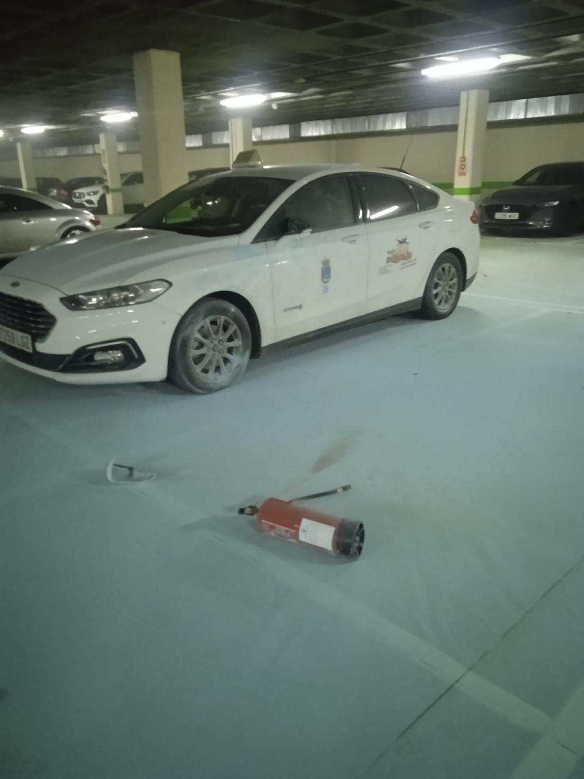 El taxi asaltado por los ladrones.