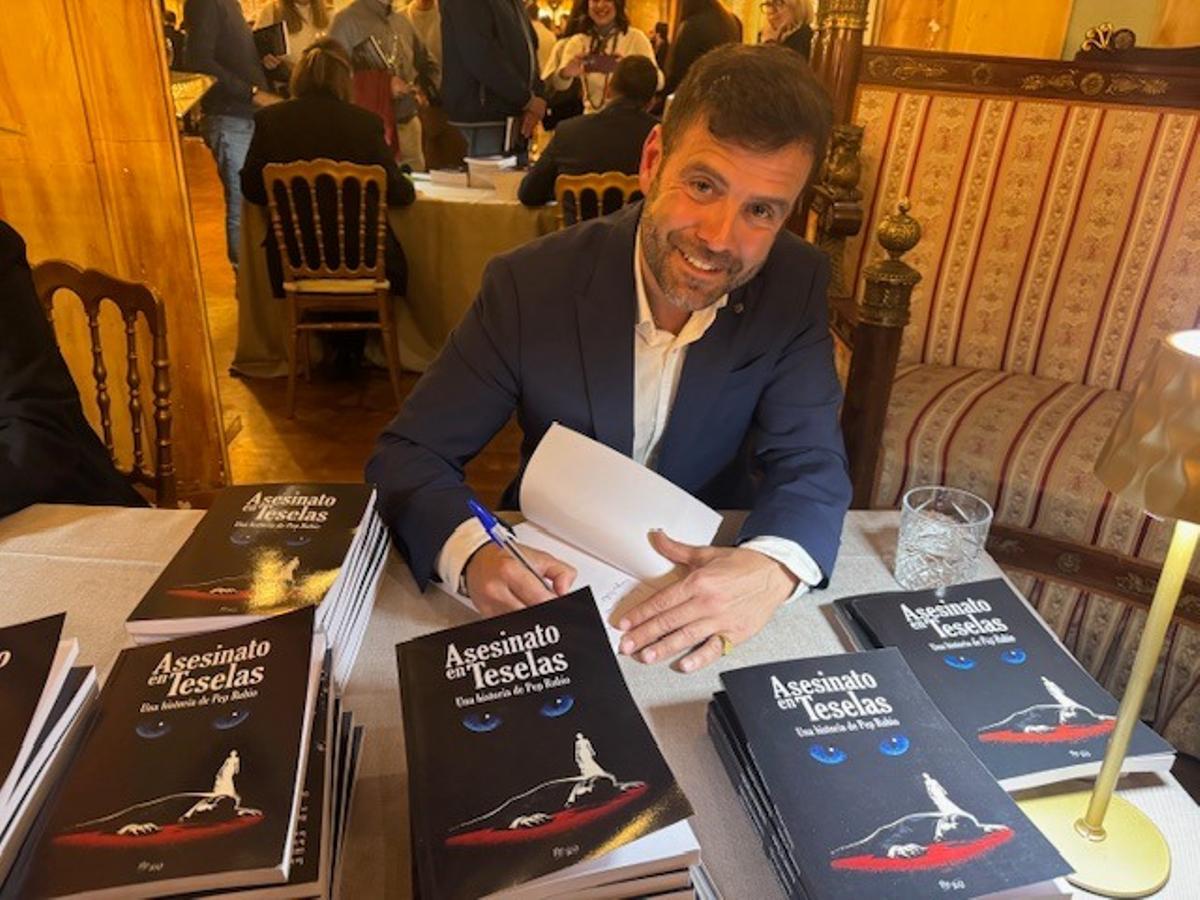 Pep Rubio presentó «Asesinato en Teselas», un misterio en clave humorística, ambientado en el salón del Casino de Alicante.
