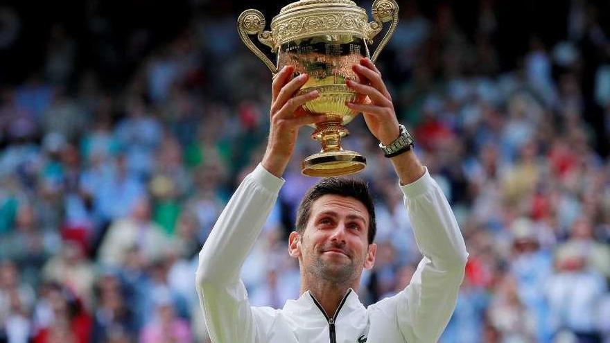 Djokovic levanta el trofeo de la edición de 2019. // Reuters