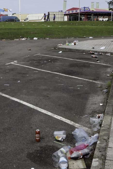 Restos de basura tras un "macrobotellón" en la EPI