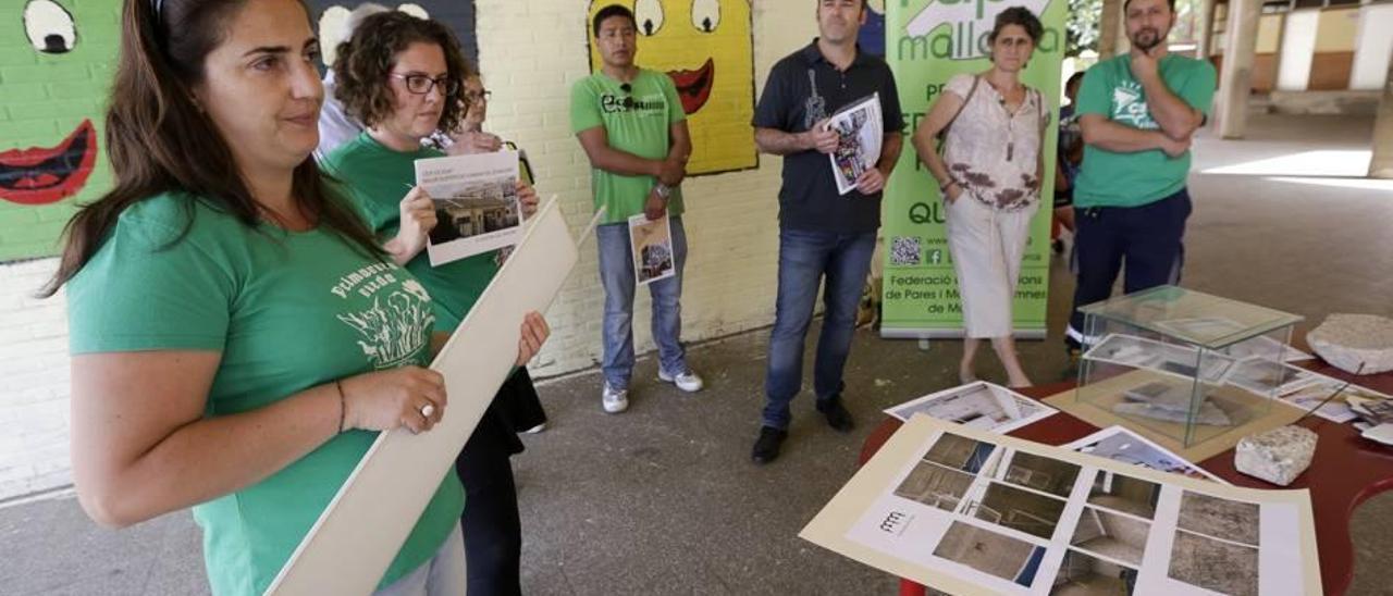 Los padres posaron con baldosas, trozos de escalones y persianas caídas y con piezas de amianto.