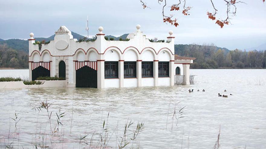 L&#039;estany de Banyoles es troba al límit i es mantenen obertes les comportes