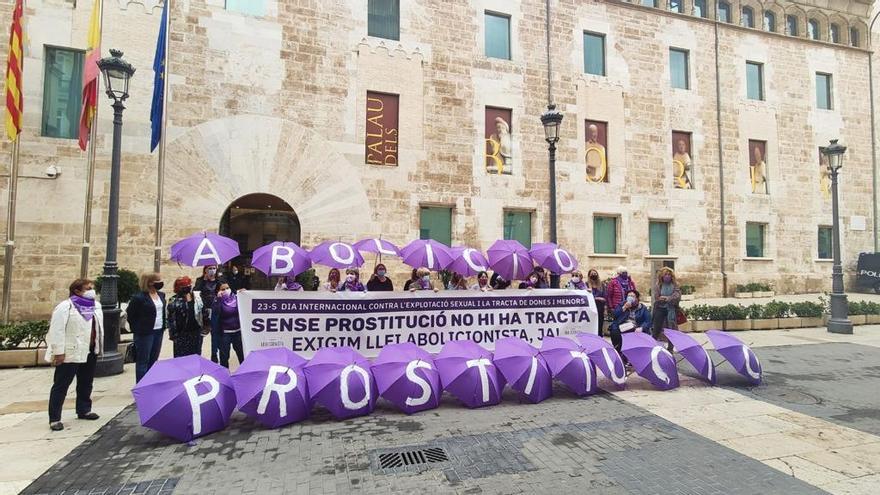 Protesta ante las Corts contra la explotación sexual.