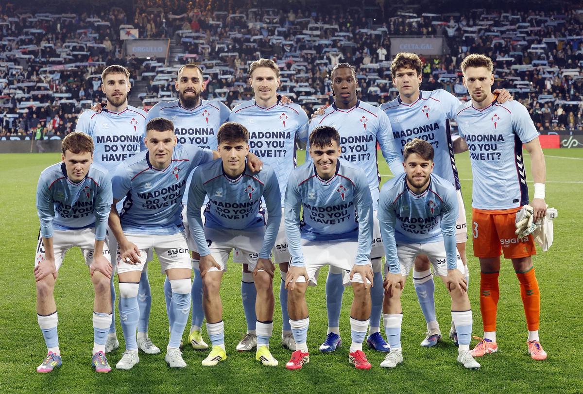 Los jugadores tituless del Celta ante el Real Madrid con la camiseta "Madonna do you have it?".