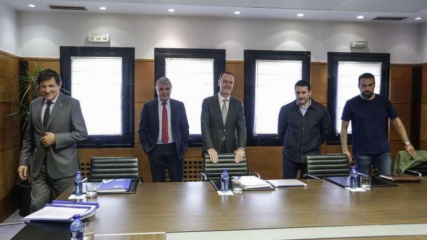 Por la izquierda, Javier Fernández, Belarmino Feito, Alberto González -director general de FADE-, Javier Fernández Lanero y Juan Manuel Zapico, momentos antes de iniciarse la reunión.