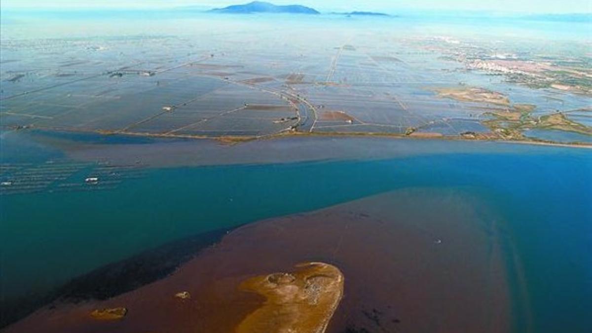 Vista aérea del parque natural del Delta del Ebro, con la península del Fangar en primer plano y los arrozales anegados de agua, al fondo.