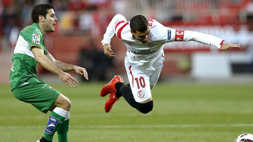 Reyes cae ante el centrocampista del Elche Víctor Rodríguez.