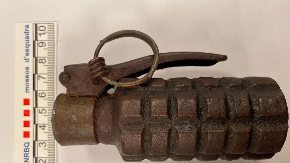 La granada de mà que els Mossos van trobar la menjador