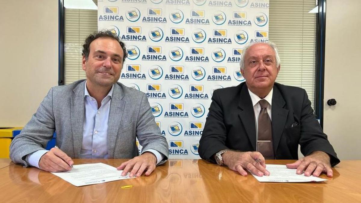 Raúl García Pascual (i) y Alberto Villalobos Márquez (d) sellan el acuerdo. | | E.D.