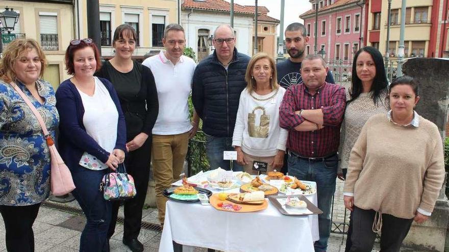 Hosteleros de Noreña con la alcaldesa y Ana González.