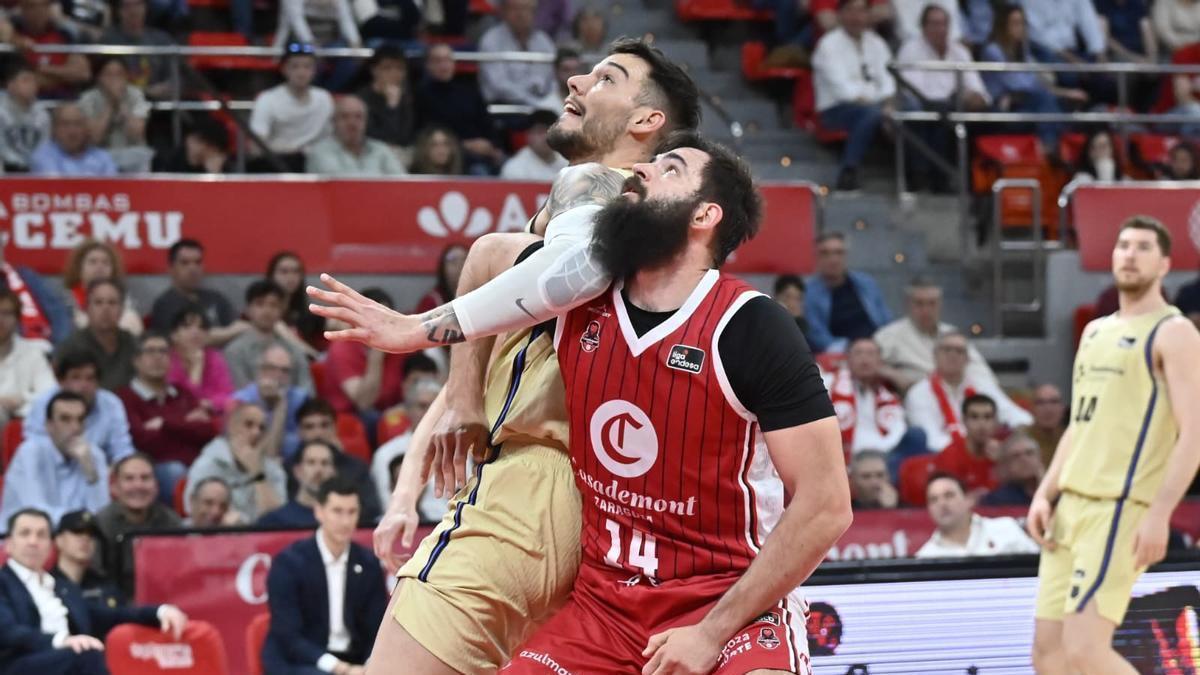 Dubi y Willy pelean la posición por un rebote durante el duelo en el Felipe