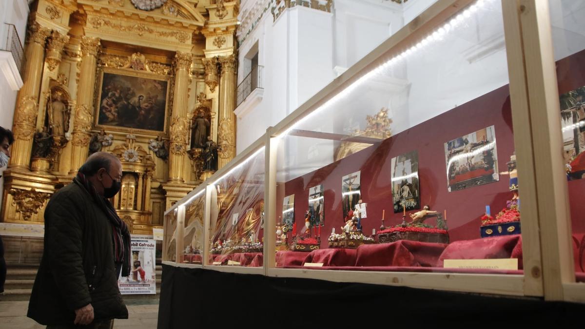 Un cacereño admira la exposición de los pasos de Playmobil en la iglesia de la Preciosa Sangre.